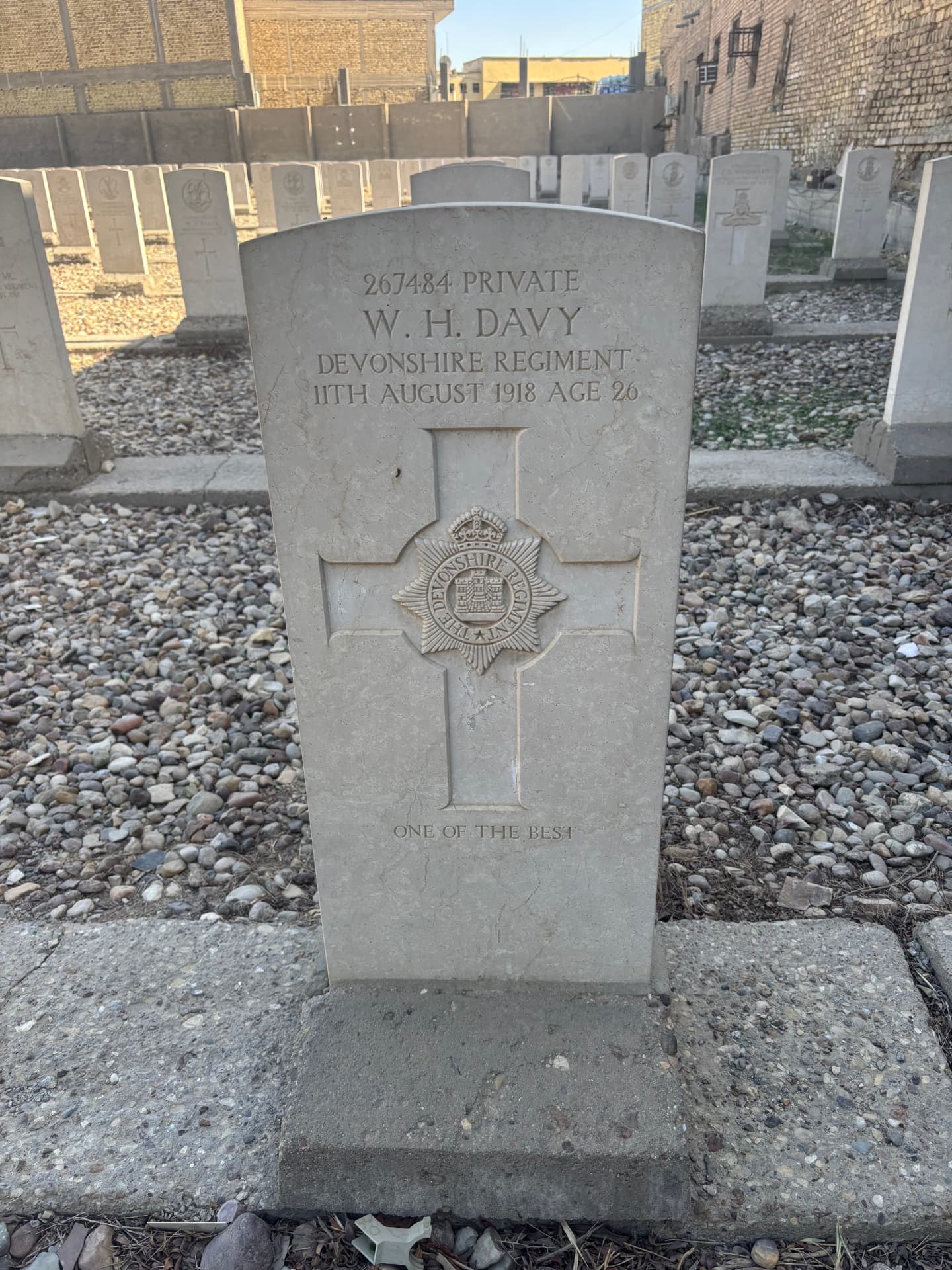 The headstone of 267484 Private W. H. Davy, Devonshire Regiment, died 11 August 1918 aged 26, with the personal inscription 'One of the best'.