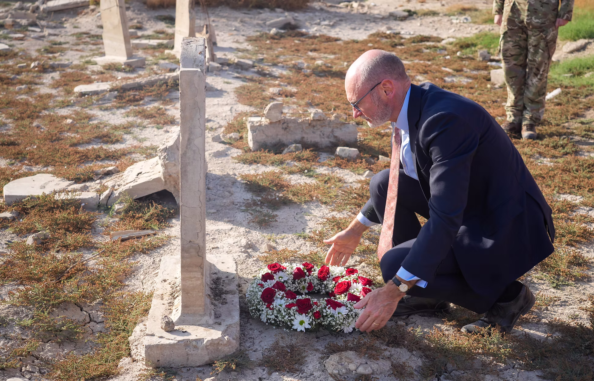 The British Ambassador to Iraq Stephen Hitchen laying a wreath at the Ma'Asker Al Raschid Cemetery