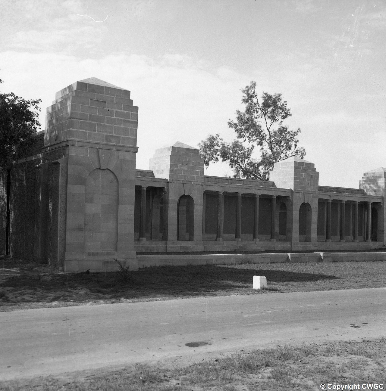 Left-hand view of the colonnaded screen wall and pavilions of the Basra Memorial. © CWGC.