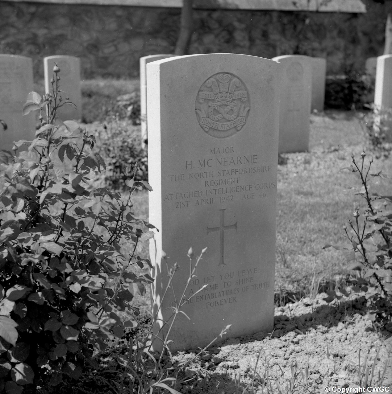 The headstone of Major H. McNearnie, North Staffordshire Regiment, attached Intelligence Corps, who died on 21 April 1942 aged 40. © CWGC.